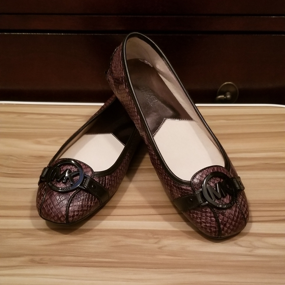 NEW Michael Kors Leather Flat Shoes Size 7